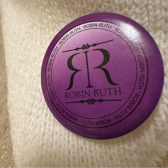 ⭐️ Robin Ruth Touque - Picture 3 of 8